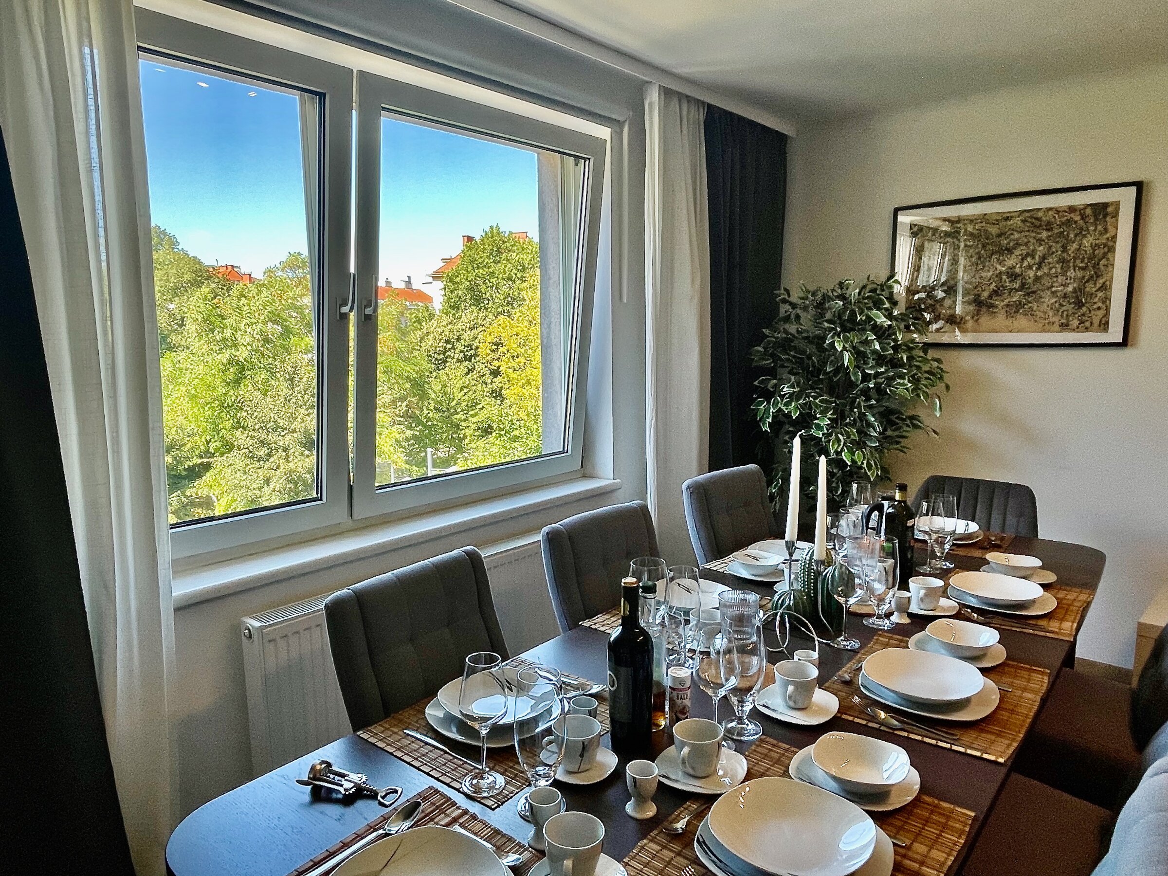 Bright dining area with park view – 5-room apartment, short-term rental & temporary housing for 1 to 6 months in Vienna
