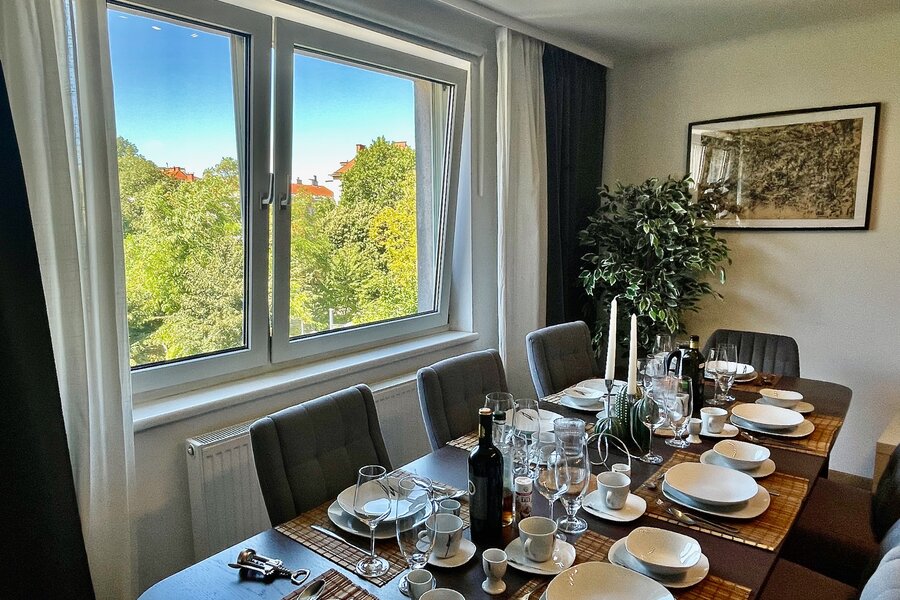Bright dining area with park view – 5-room apartment, short-term rental & temporary housing for 1 to 6 months in Vienna