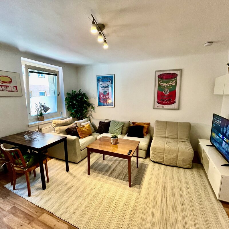 Helles Wohnzimmer mit Couch & TV – 2-Zimmer Wohnung zur Kurzzeitmiete, Wohnen auf Zeit 1 bis 6 Monate, Wien