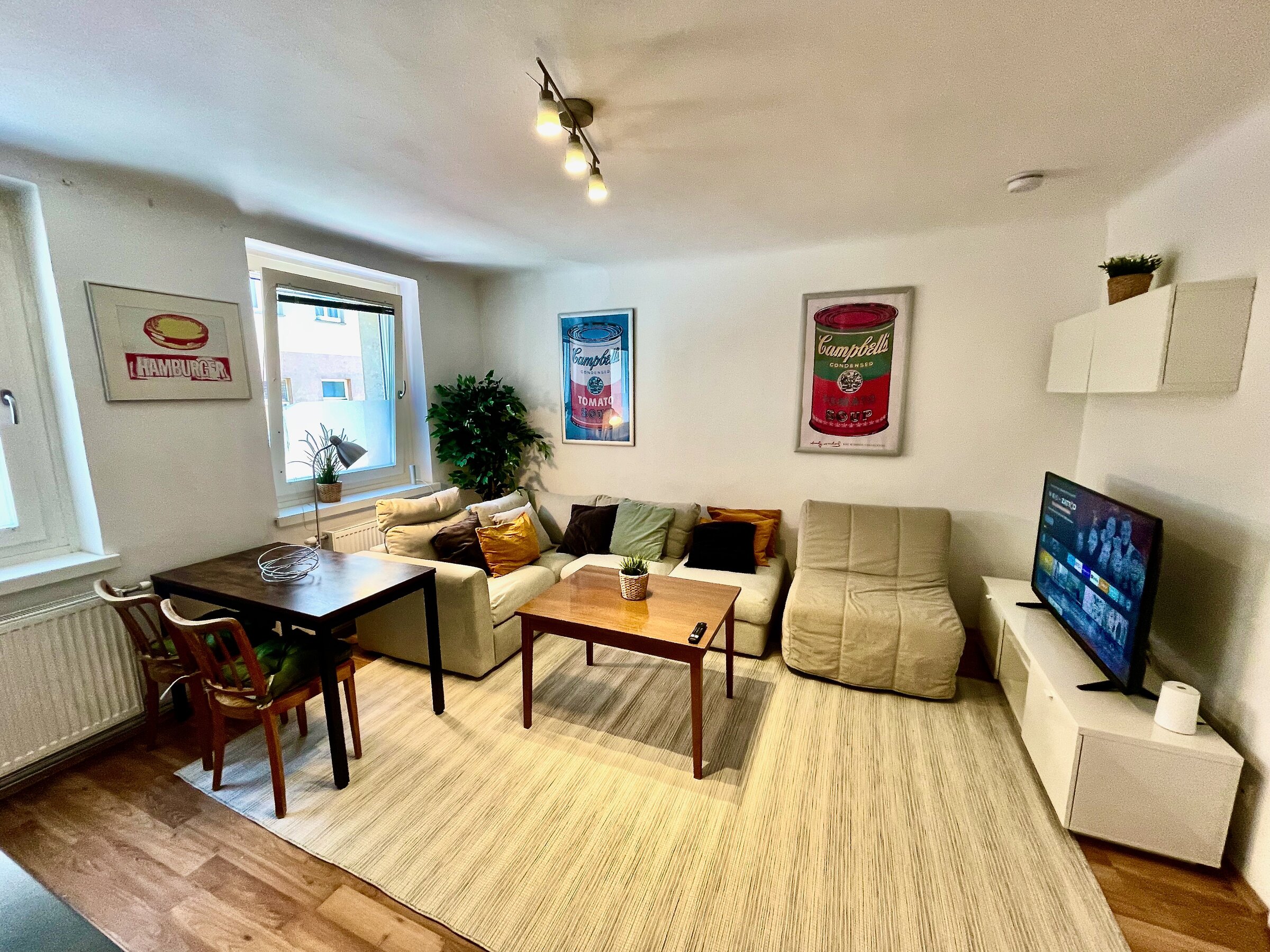 Helles Wohnzimmer mit Couch & TV – 2-Zimmer Wohnung zur Kurzzeitmiete, Wohnen auf Zeit 1 bis 6 Monate, Wien
