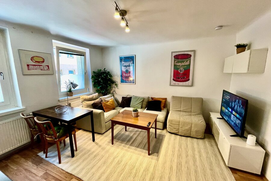 Helles Wohnzimmer mit Couch & TV – 2-Zimmer Wohnung zur Kurzzeitmiete, Wohnen auf Zeit 1 bis 6 Monate, Wien