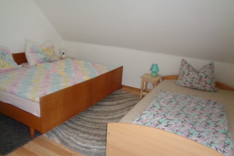 Schlafzimmer, 1 Doppelbett, 1 Bett 190 x 120