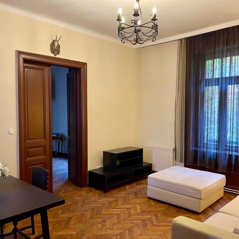 Helles Wohnzimmer mit Parkettboden & Kronleuchter – 3-Zimmer Wohnung, Kurzzeitmiete & Wohnen auf Zeit für 1 bis 6 Monate in Wien