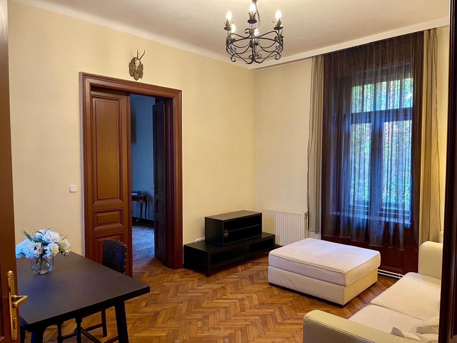 Helles Wohnzimmer mit Parkettboden & Kronleuchter – 3-Zimmer Wohnung, Kurzzeitmiete & Wohnen auf Zeit für 1 bis 6 Monate in Wien