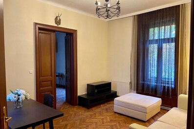 Helles Wohnzimmer mit Parkettboden & Kronleuchter – 3-Zimmer Wohnung, Kurzzeitmiete & Wohnen auf Zeit für 1 bis 6 Monate in Wien