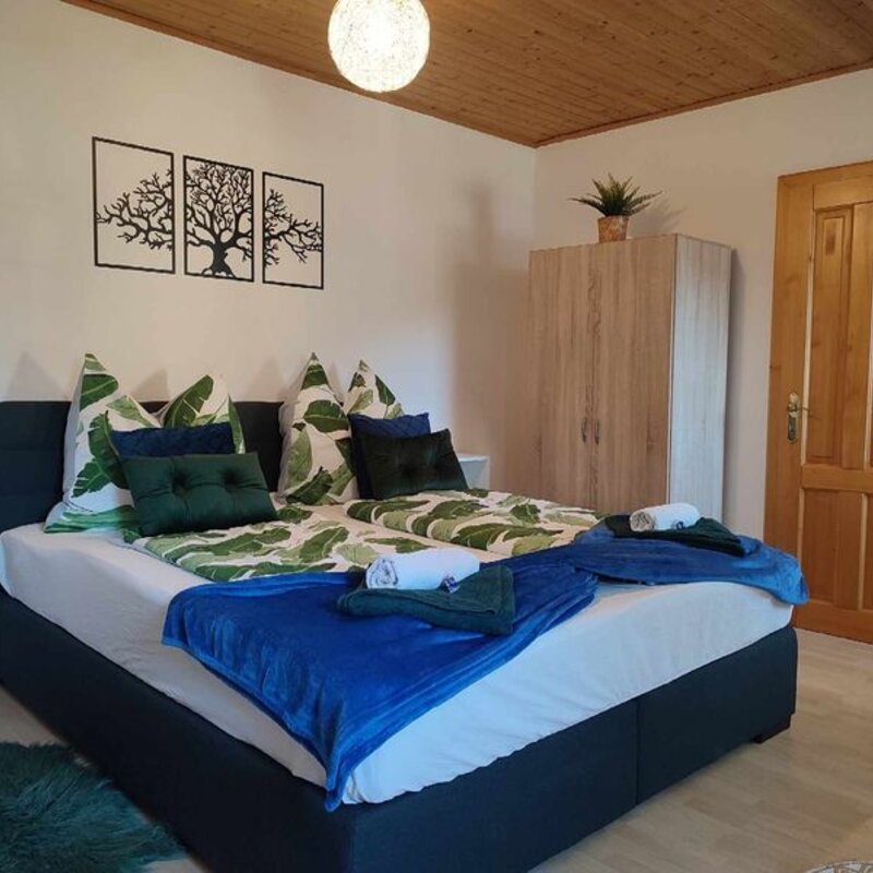 Helles Schlafzimmer mit Doppelbett – 2-Zimmer Wohnung zur Kurzzeitmiete in Gratkorn, Wohnen auf Zeit 1–6 Monate