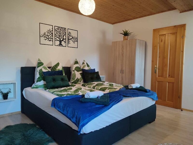 Helles Schlafzimmer mit Doppelbett – 2-Zimmer Wohnung zur Kurzzeitmiete in Gratkorn, Wohnen auf Zeit 1–6 Monate