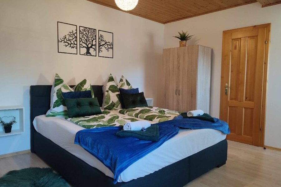 Helles Schlafzimmer mit Doppelbett – 2-Zimmer Wohnung zur Kurzzeitmiete in Gratkorn, Wohnen auf Zeit 1–6 Monate