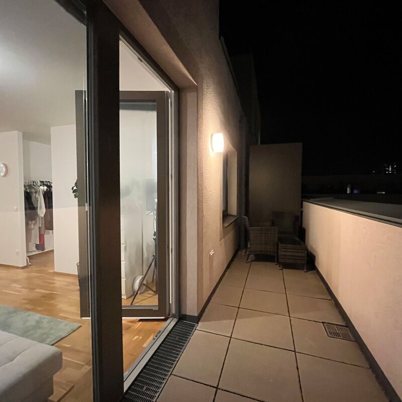 Terrasse mit Sitzmöbeln und schöner Aussicht.