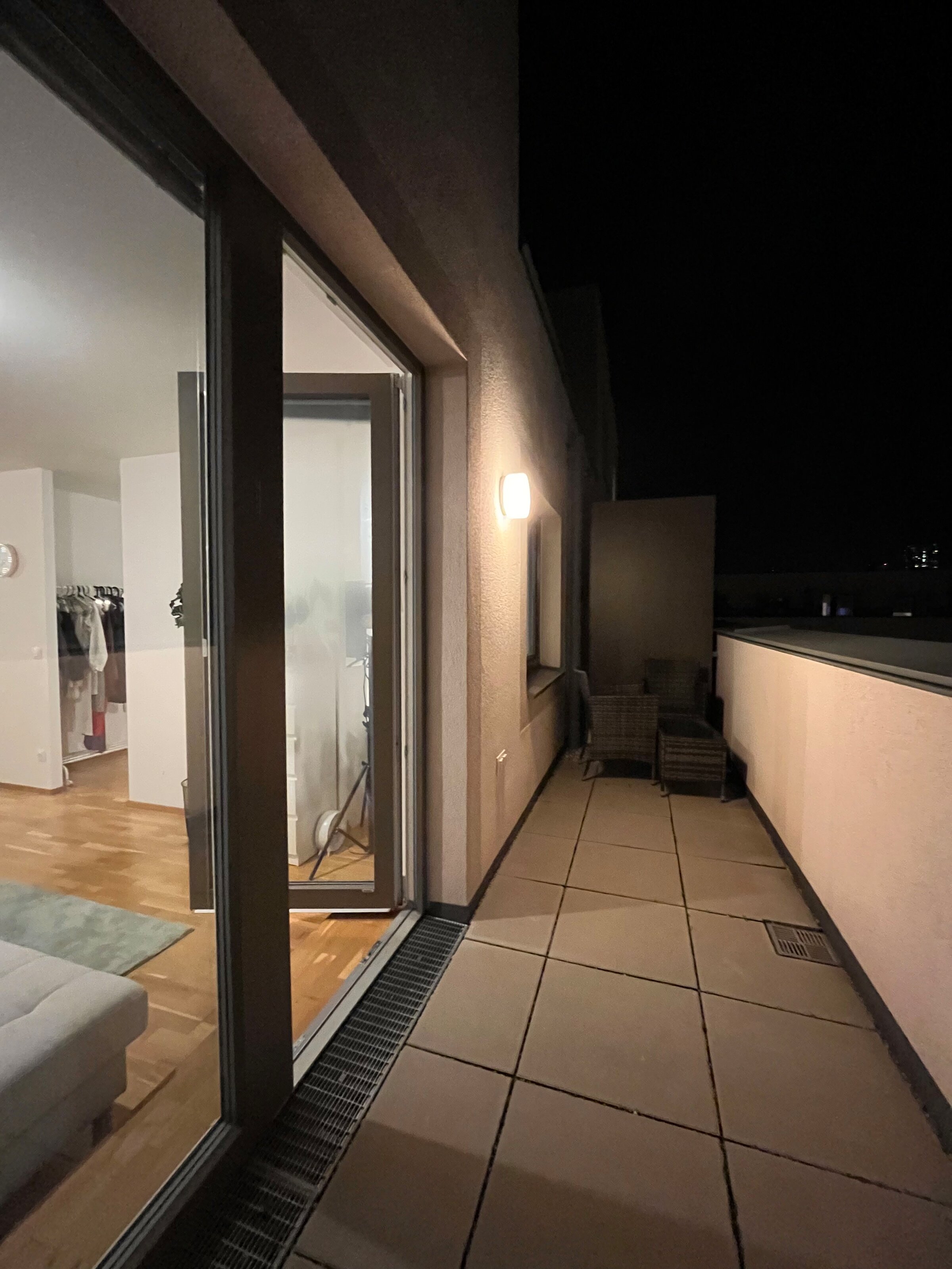 Terrasse mit Sitzmöbeln und schöner Aussicht.