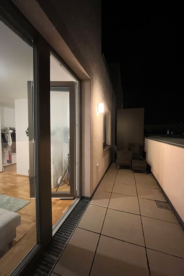 Terrasse mit Sitzmöbeln und schöner Aussicht.