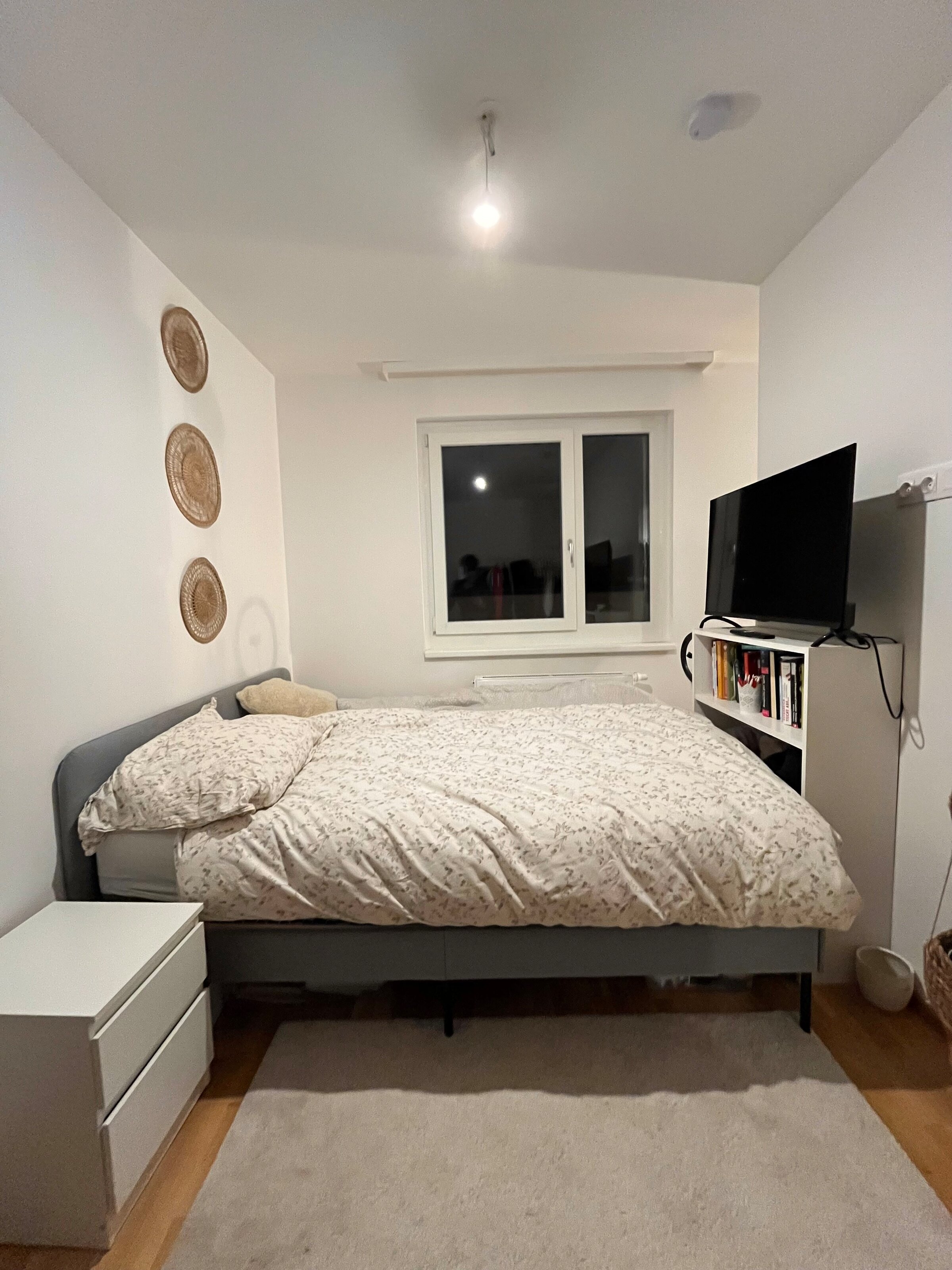 Schlafzimmer mit 1.60m großem Doppelbett