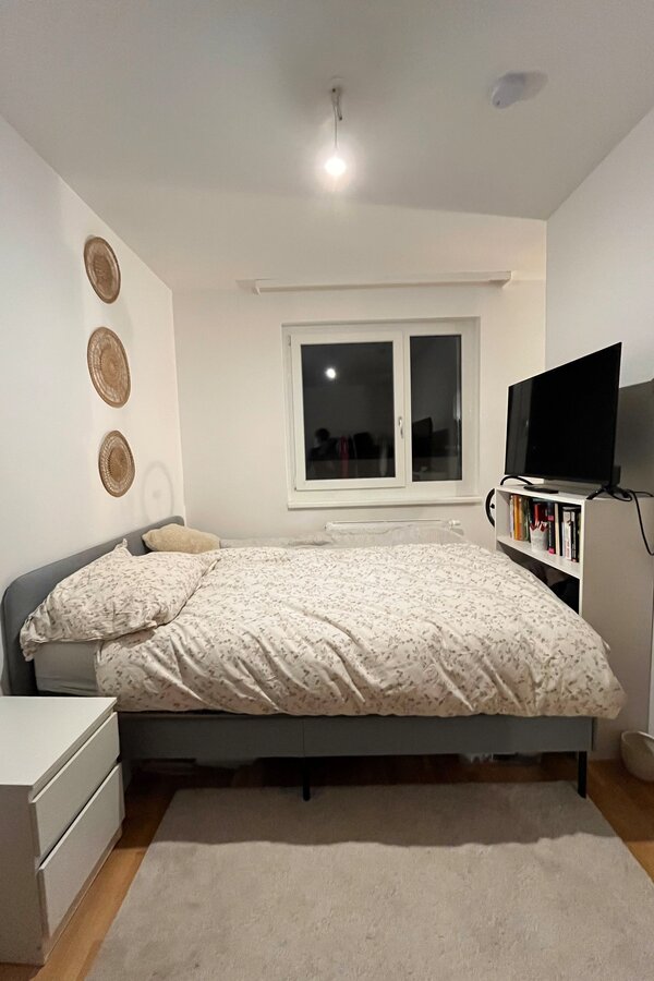 Schlafzimmer mit 1.60m großem Doppelbett