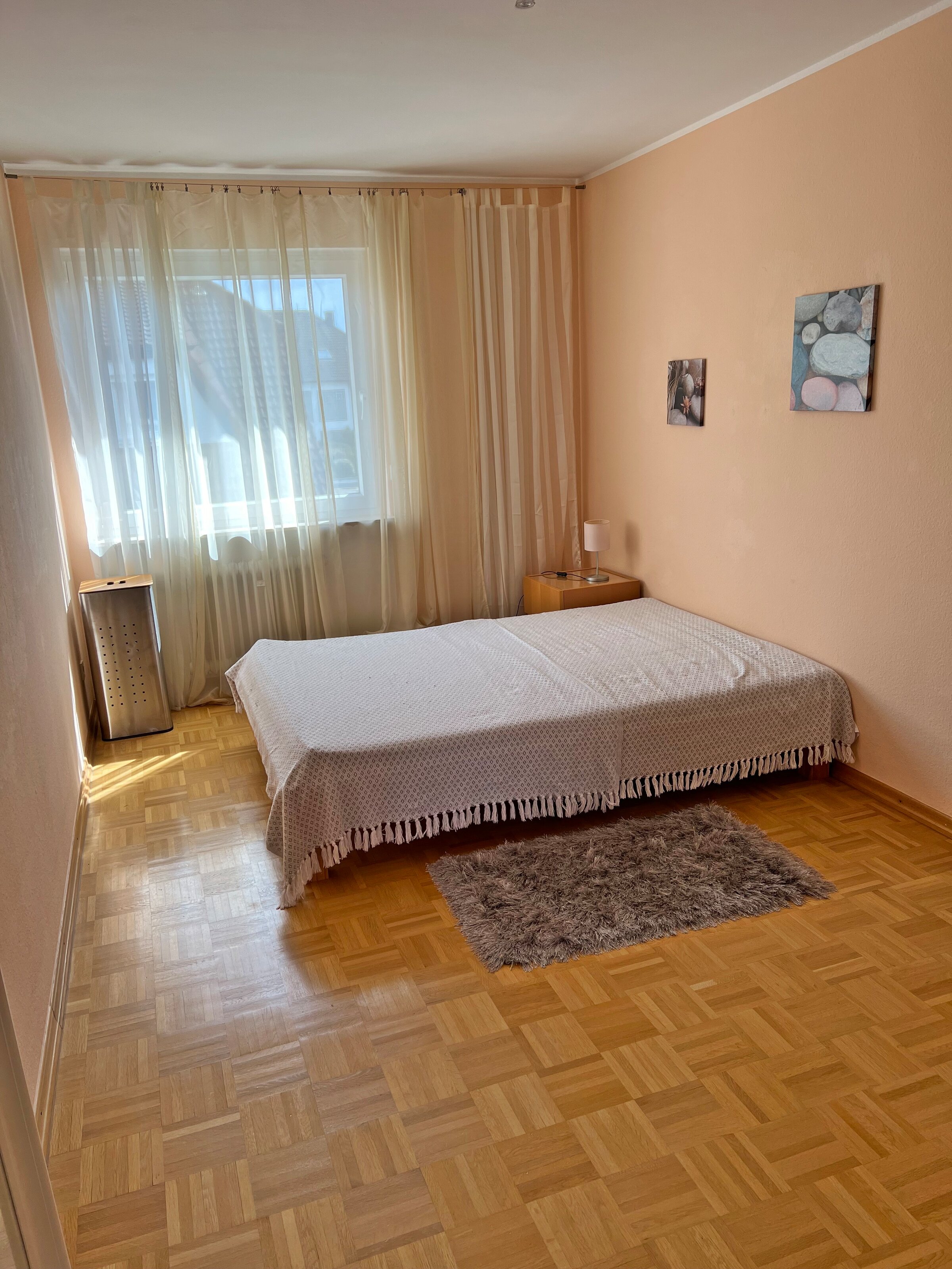 Helles Schlafzimmer mit Doppelbett & Parkett – 3-Zimmer-Wohnung Kurzzeitmiete Rödermark, Wohnen auf Zeit 1–6 Monate
