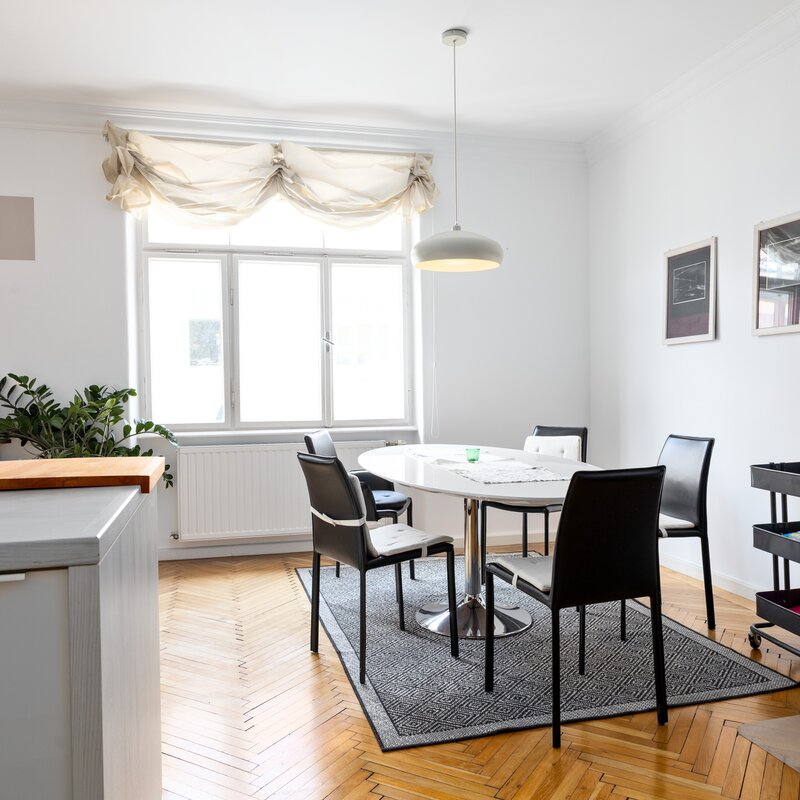 Bright eat-in kitchen with parquet floor – 3-room apartment for short-term rental & temporary housing for 1 to 6 months in Salzburg