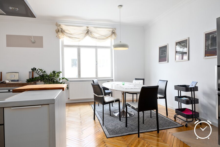 Bright eat-in kitchen with parquet floor – 3-room apartment for short-term rental & temporary housing for 1 to 6 months in Salzburg