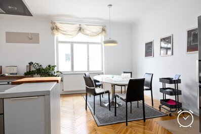 Bright eat-in kitchen with parquet floor – 3-room apartment for short-term rental & temporary housing for 1 to 6 months in Salzburg