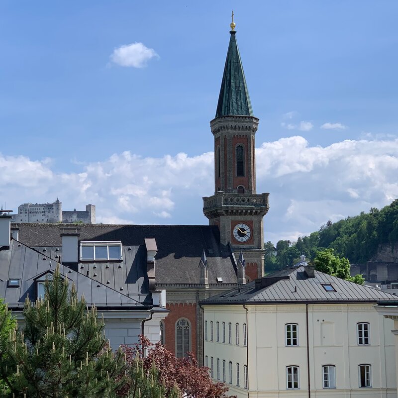 gemütliches Wohnzimmer mit Festungsblick