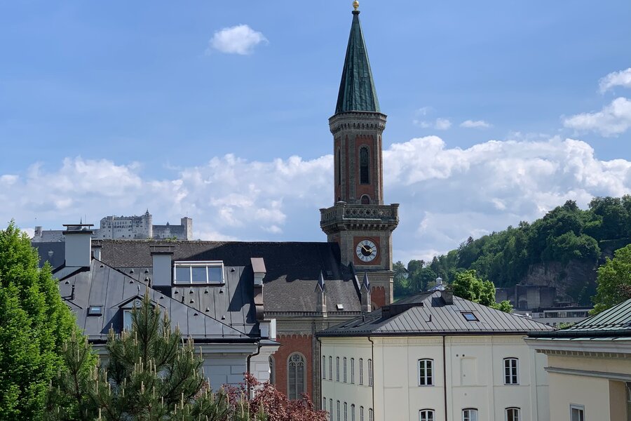 gemütliches Wohnzimmer mit Festungsblick