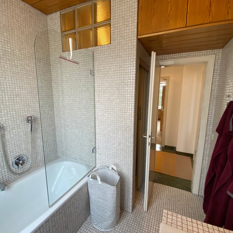 Badezimmer mit Badewanne