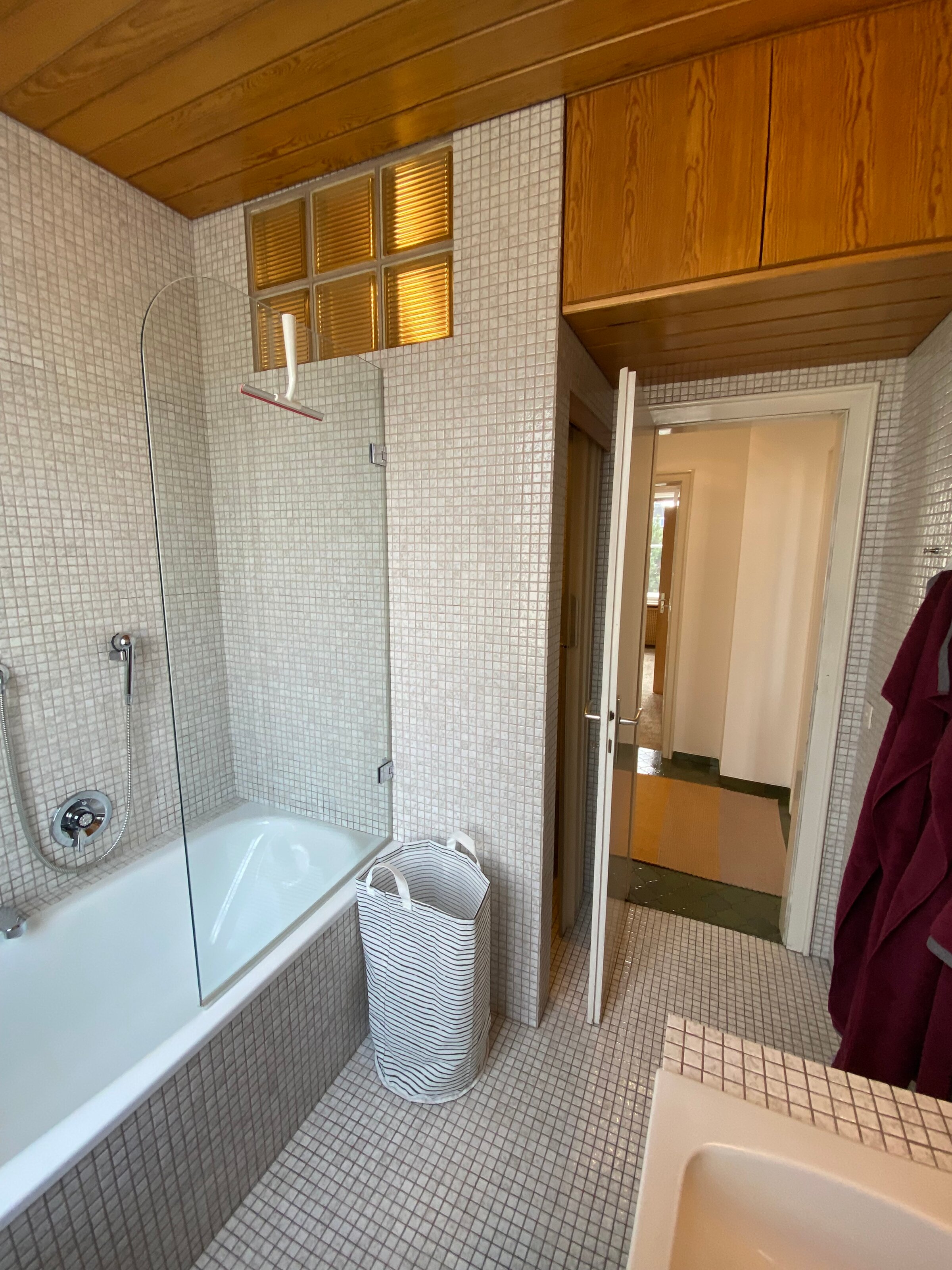 Badezimmer mit Badewanne