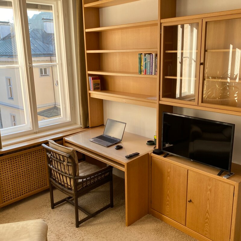 Wohnzimmer mit Schreibtisch 