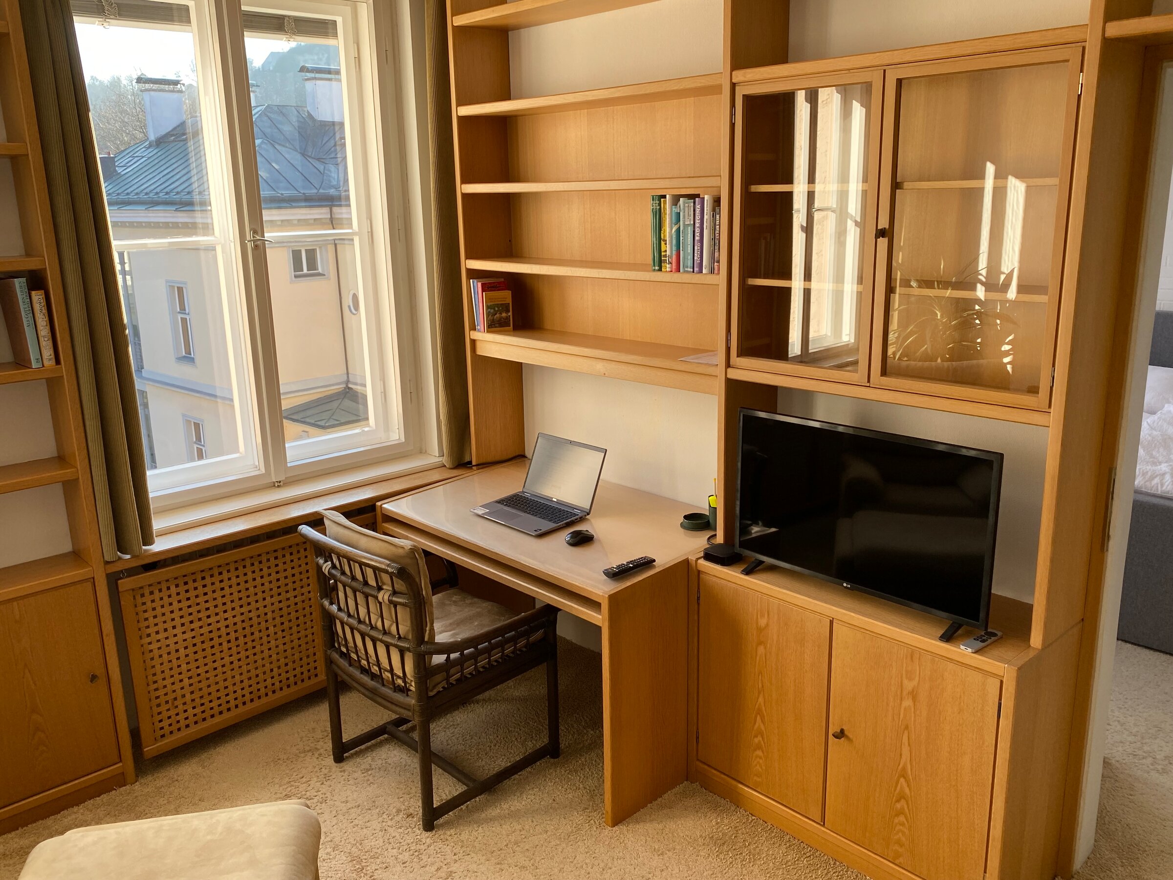 Wohnzimmer mit Schreibtisch 