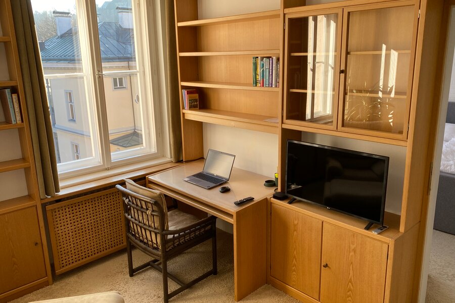 Wohnzimmer mit Schreibtisch 