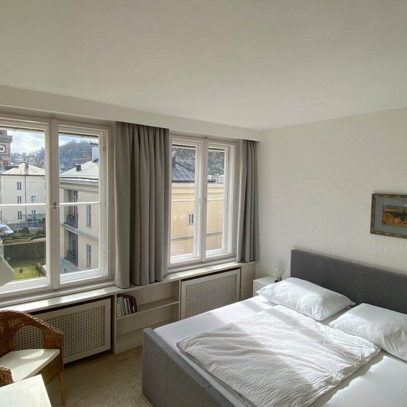 Schlafzimmer mit Doppelbett 