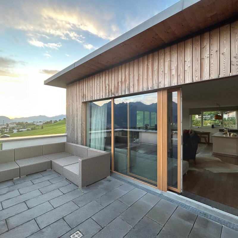 Terrasse im Sommer mit Blick nach Osten