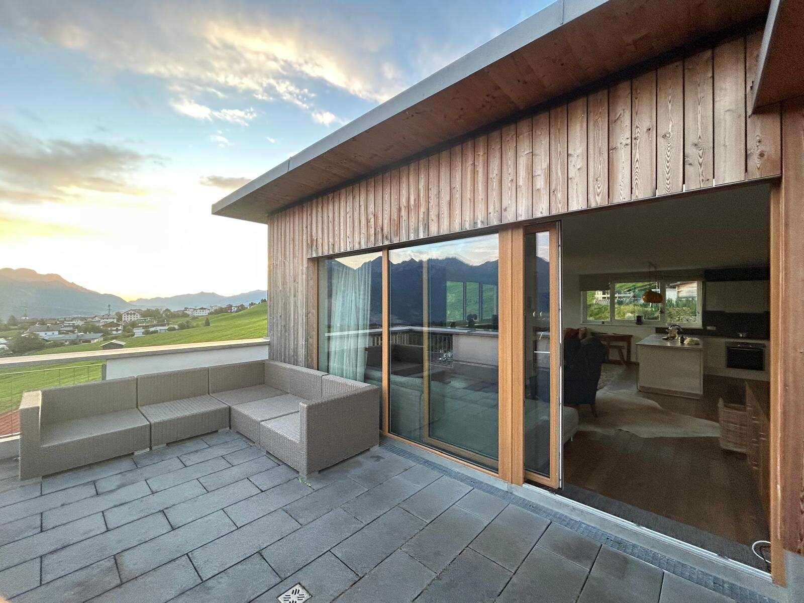 Terrasse im Sommer mit Blick nach Osten