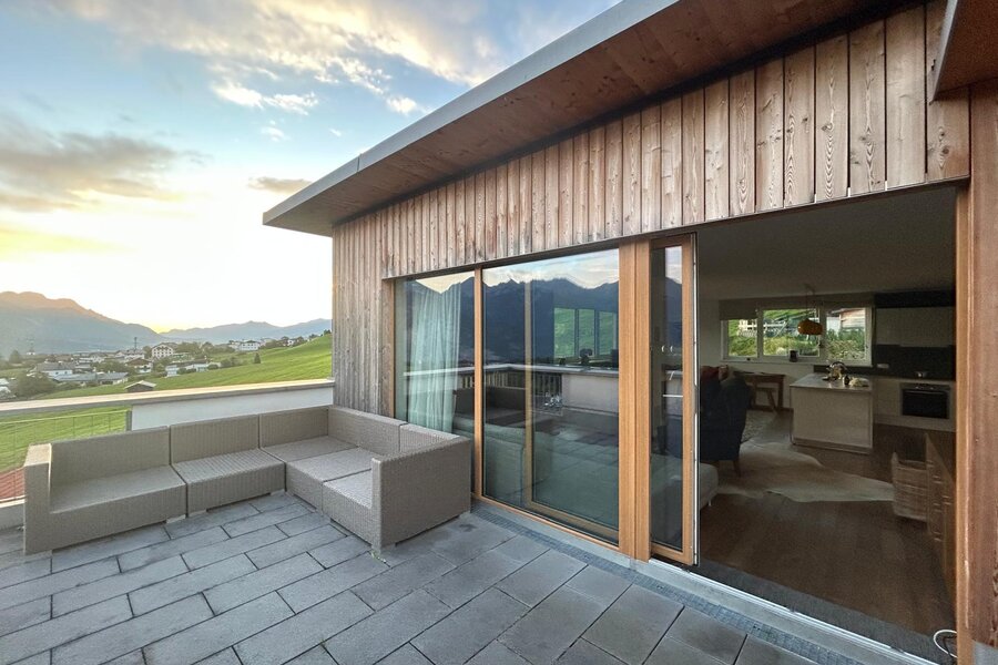 Terrasse im Sommer mit Blick nach Osten