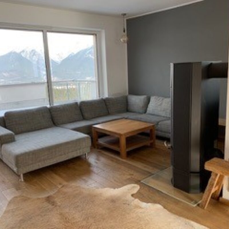 Wohnzimmer mit Kamin und Coach