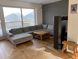 Wohnzimmer mit Kamin und Coach