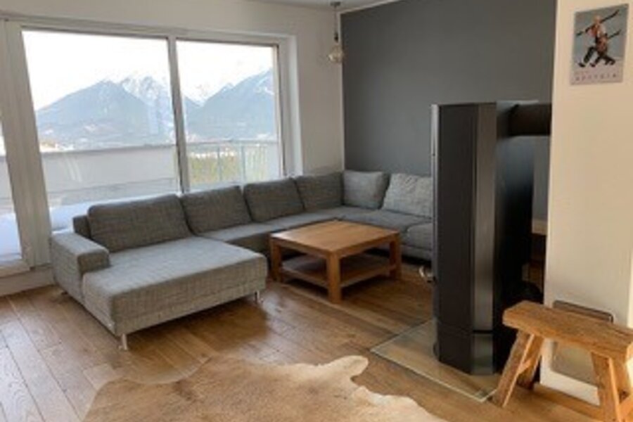 Wohnzimmer mit Kamin und Coach