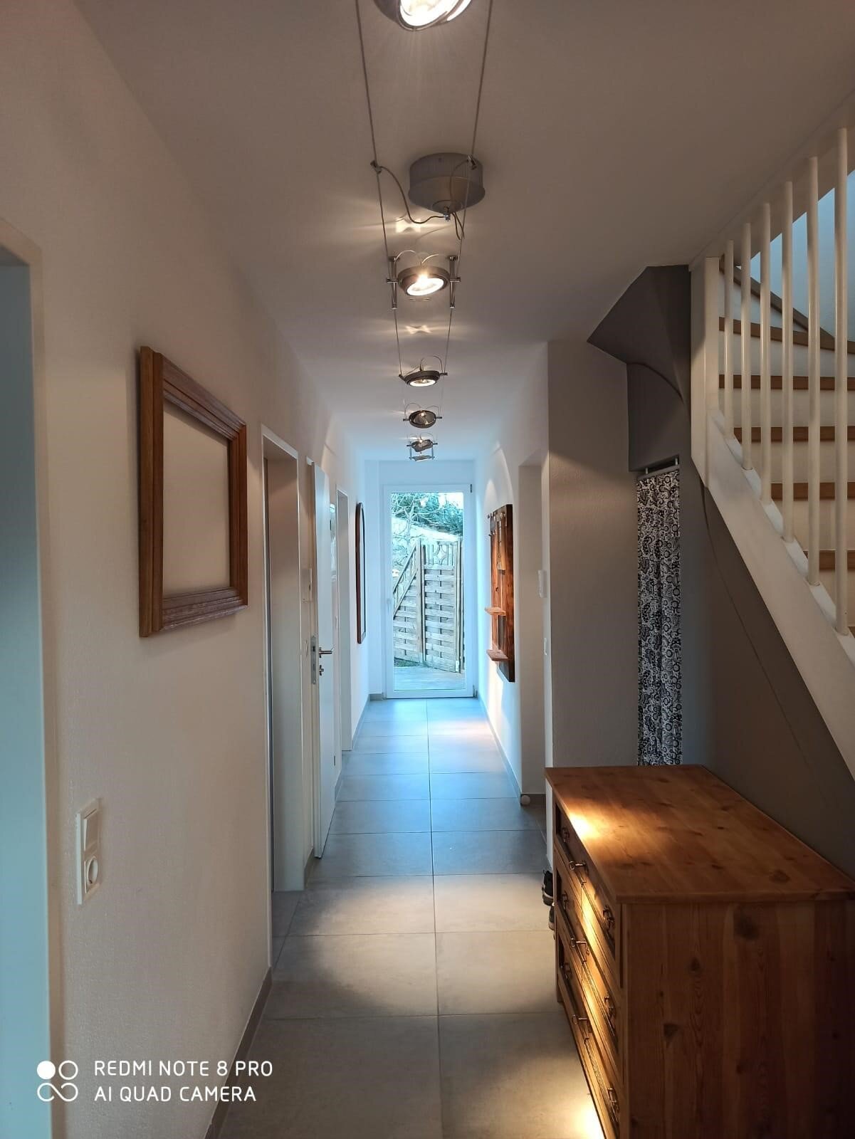 Gang mit Zugang zum Garten