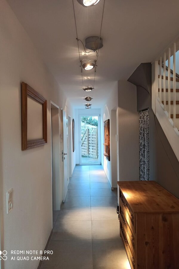 Gang mit Zugang zum Garten