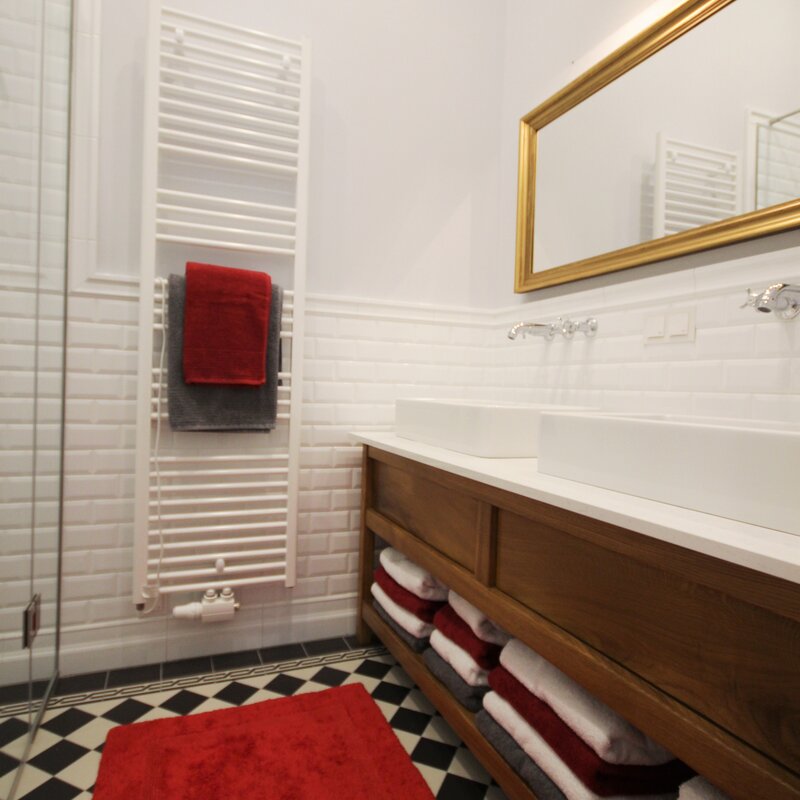 Badezimmer mit Doppelwaschtisch und Dusche