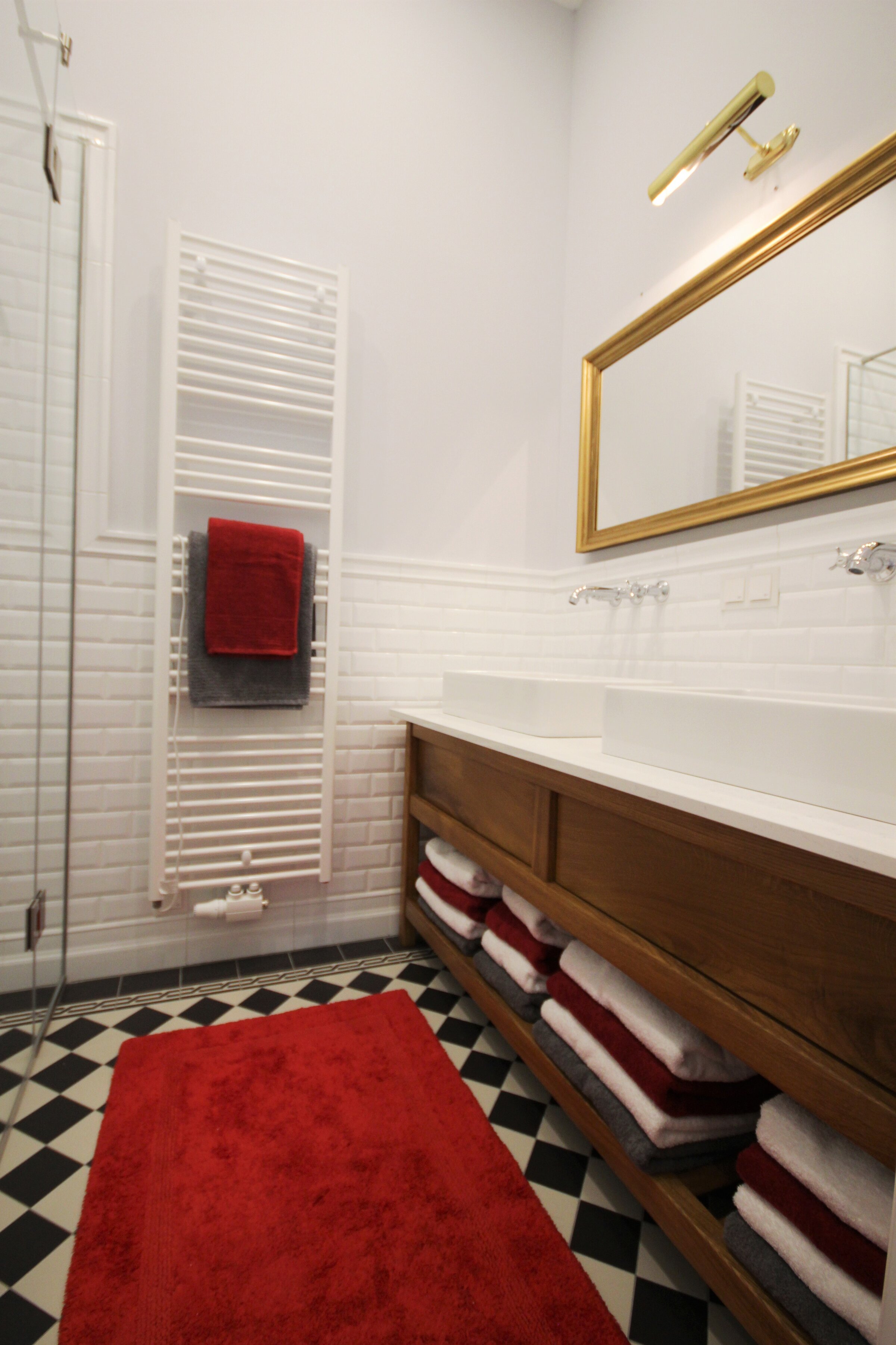 Badezimmer mit Doppelwaschtisch und Dusche