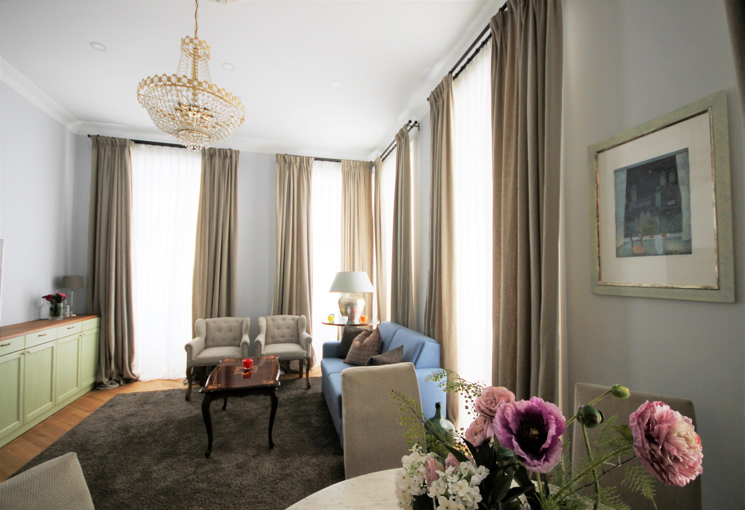 Blick ins Wohnzimmer von der Küche