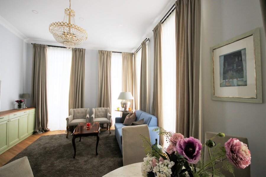 Blick ins Wohnzimmer von der Küche