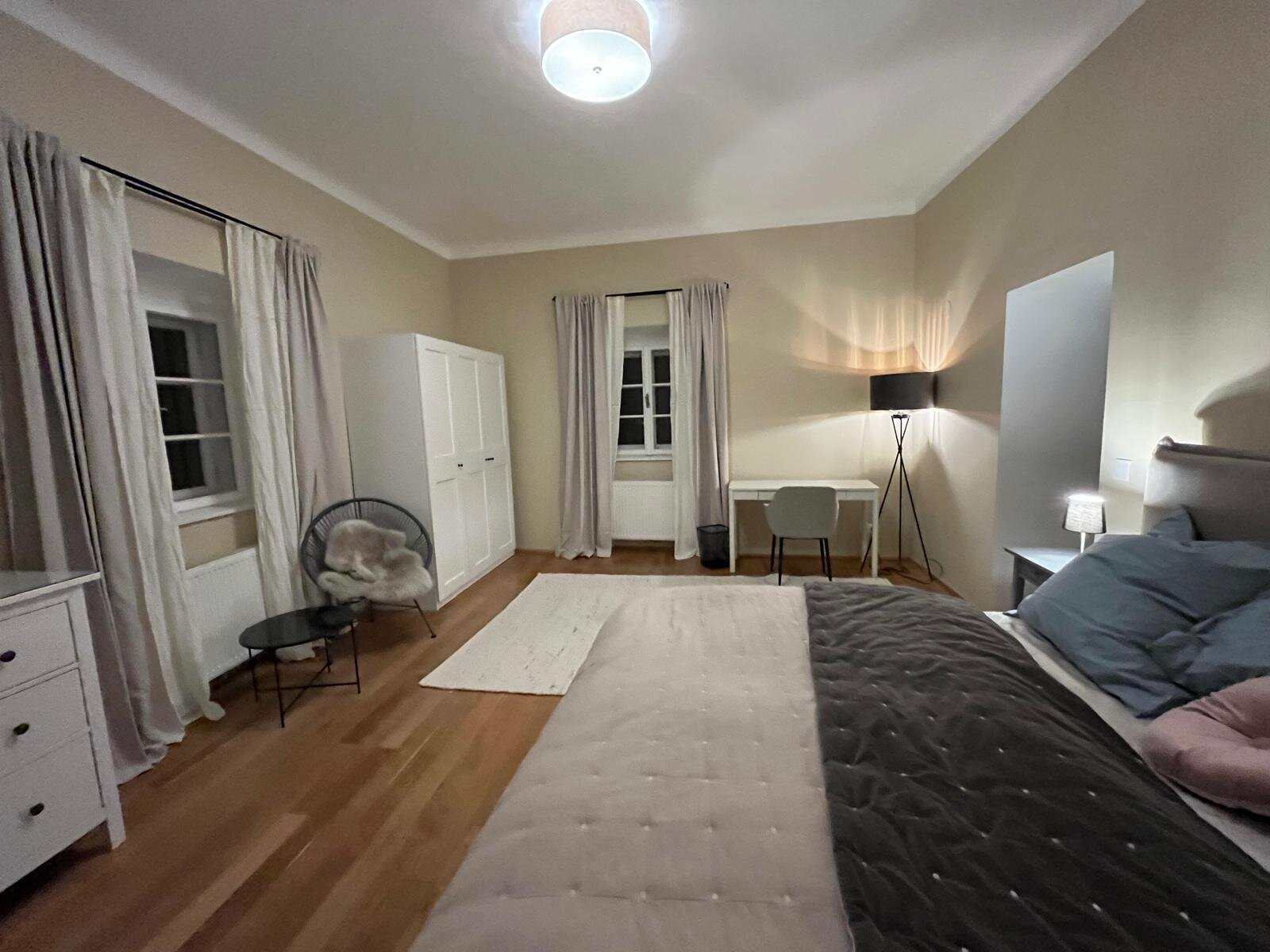 Bright bedroom with parquet floor – 2-room apartment for short-term rental & temporary housing for 1 to 6 months in Gumpoldskirchen