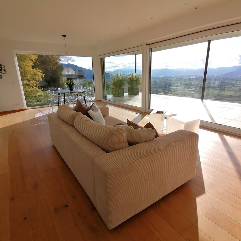 Großes Wohn-/Esszimmer mit offener Küche auf Süd-/Westen ausgerichtet.