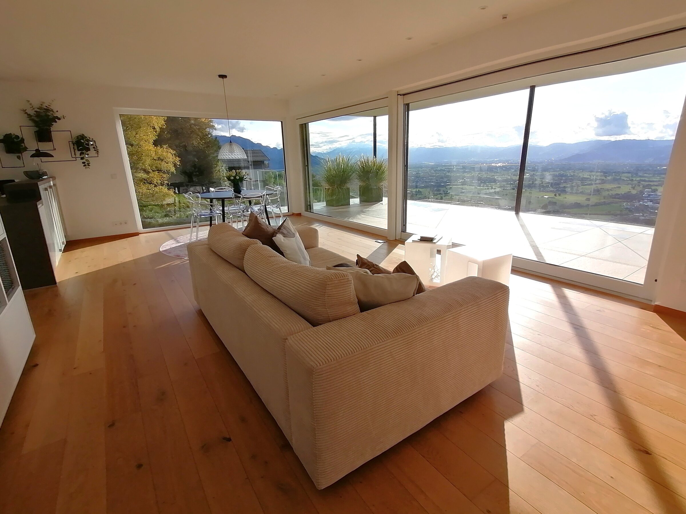 Großes Wohn-/Esszimmer mit offener Küche auf Süd-/Westen ausgerichtet.