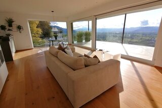 Großes Wohn-/Esszimmer mit offener Küche auf Süd-/Westen ausgerichtet.