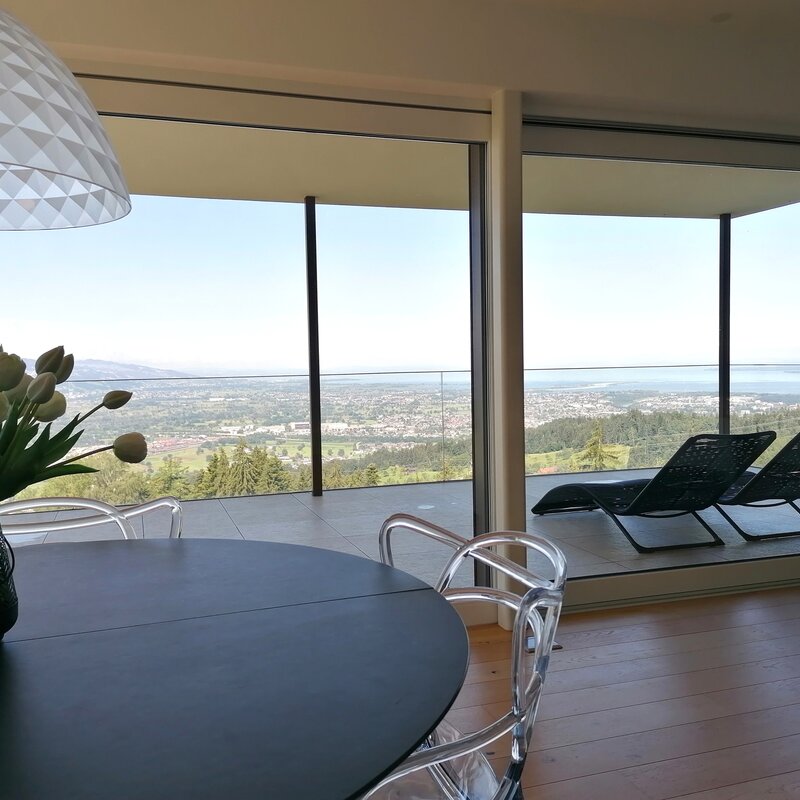 Blick vom Esstisch auf die Terasse | © Isabel Pfanner