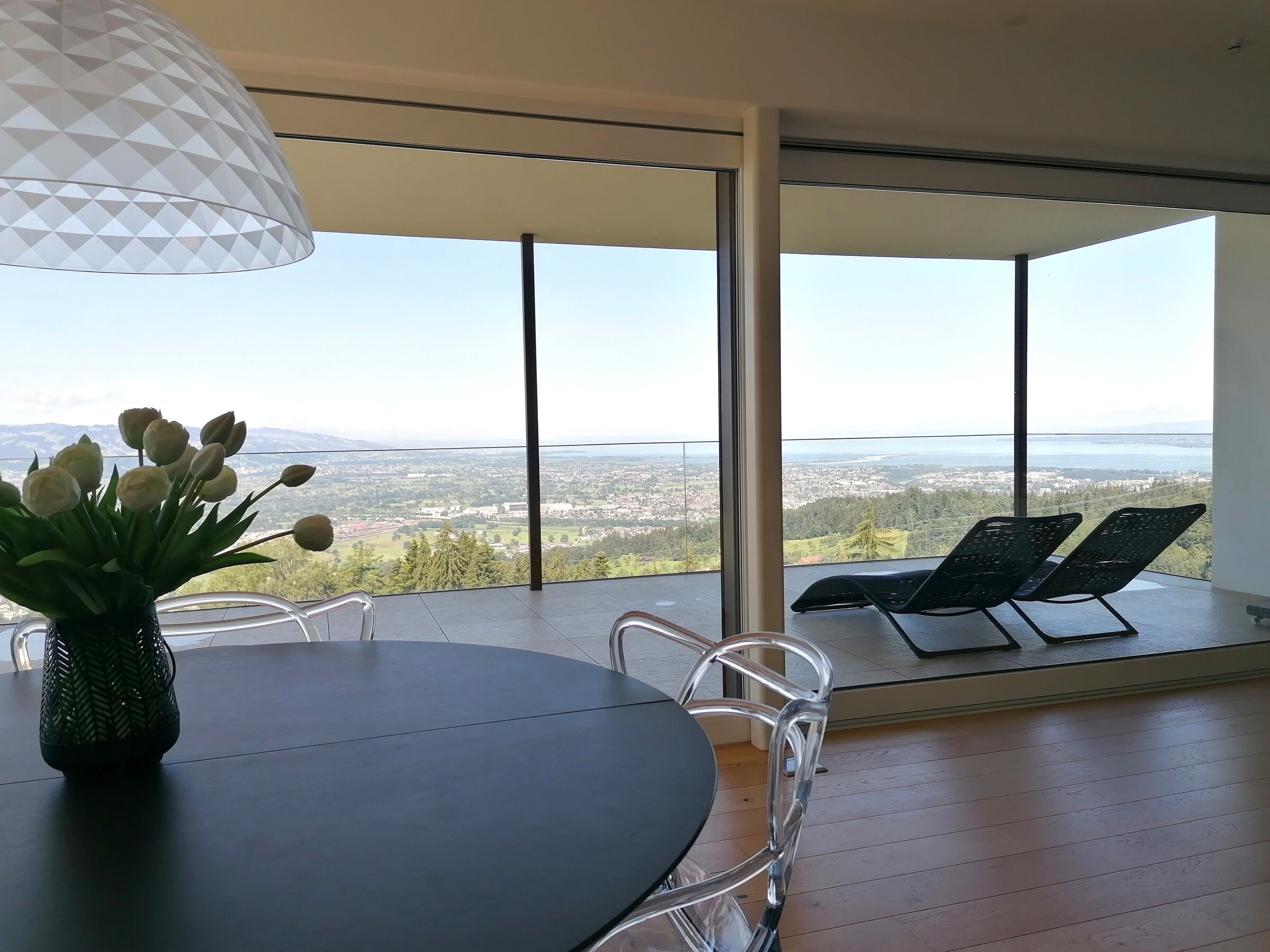 Blick vom Esstisch auf die Terasse | © Isabel Pfanner