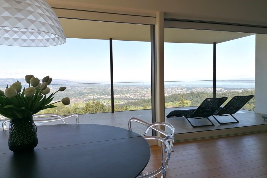 Blick vom Esstisch auf die Terasse | © Isabel Pfanner