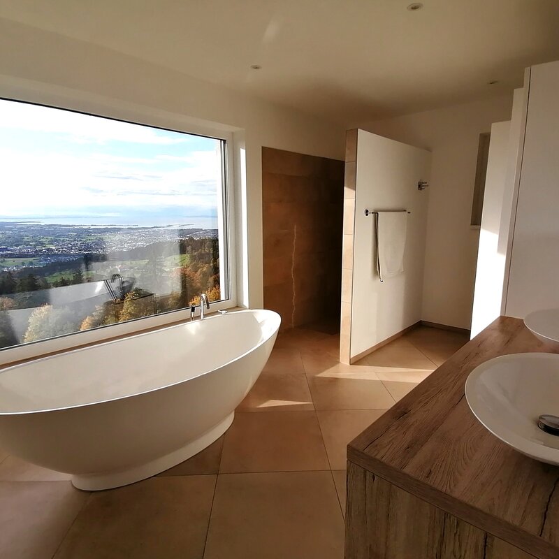 Badezimmer mit großem Panoramafenster | © Isabel Pfanner