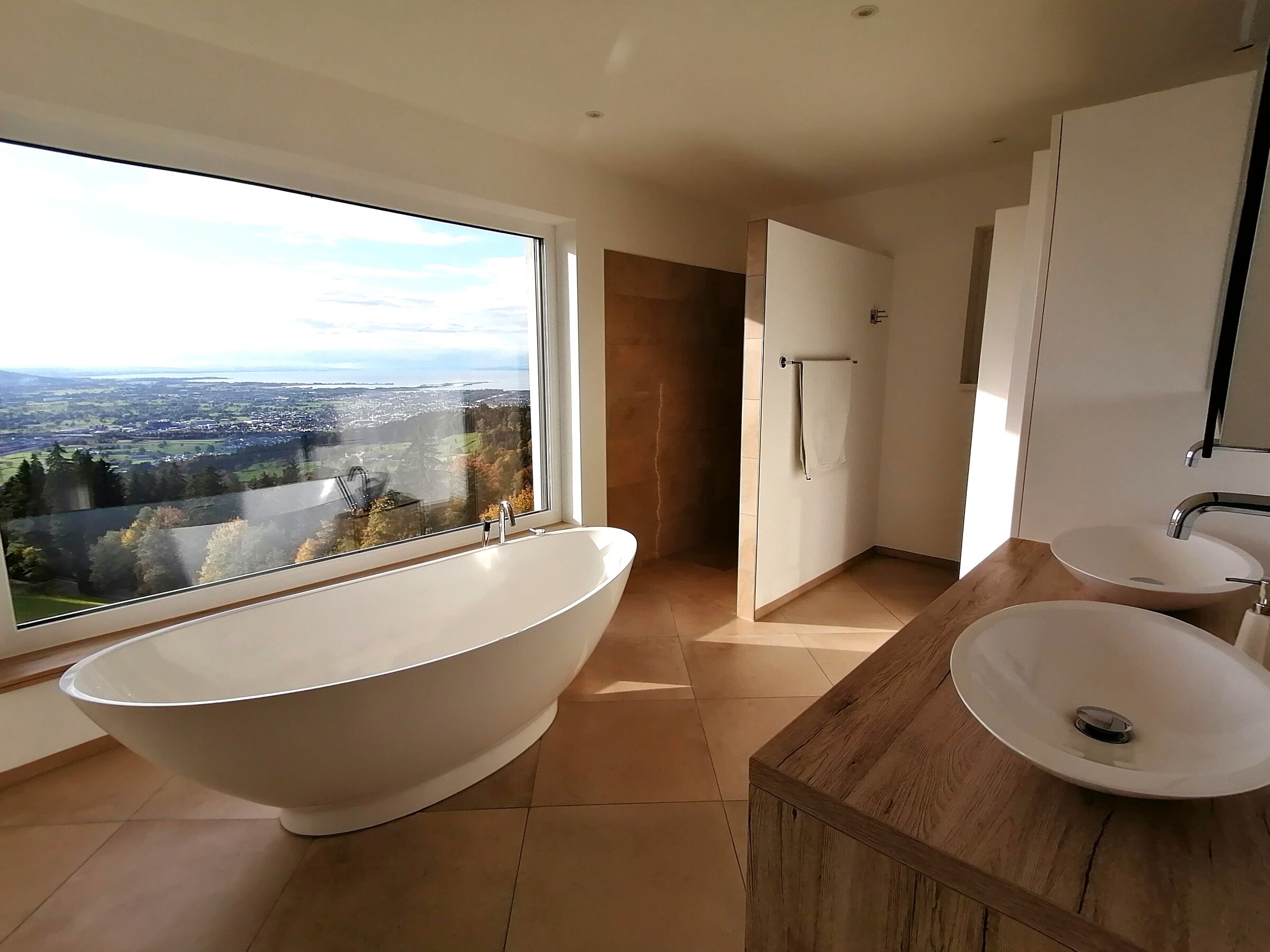 Badezimmer mit großem Panoramafenster | © Isabel Pfanner